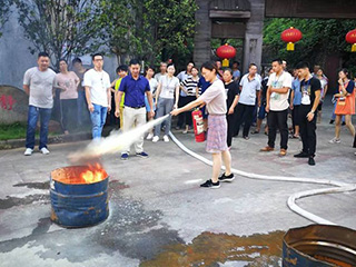 安全生產(chǎn)責(zé)任重于泰山-雙龍戲珠2019消防演練圓滿成功