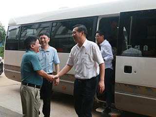 南平市委副書記、代市長袁超洪蒞臨雙龍戲珠酒業(yè)參觀調研