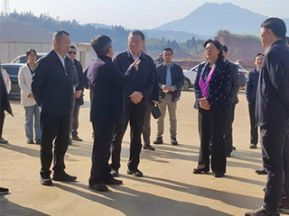 福建省人大常委會副主任袁毅一行蒞臨福建雙龍戲珠酒業(yè)有限公司調(diào)研指導