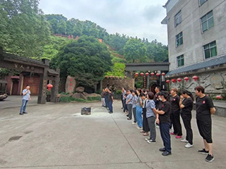 福建雙龍戲珠酒業(yè)有限公司開展消防演練、有限空間應(yīng)急預(yù)案演練及安全生產(chǎn)培訓(xùn)